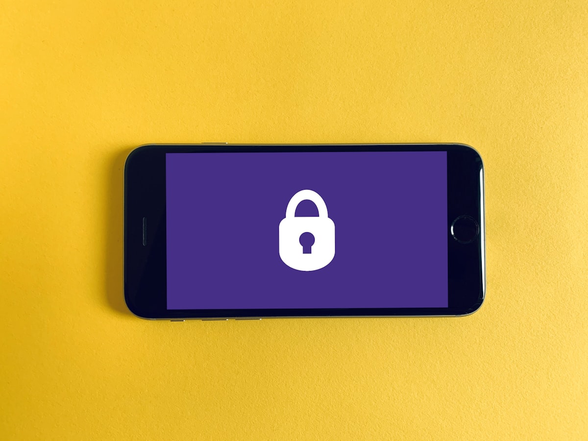 画面に鍵アイコンが表示されたロック中のスマートフォン