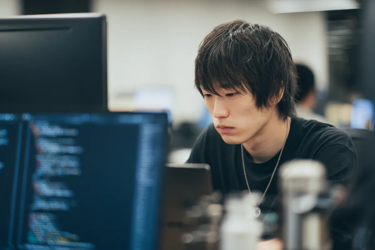 コードを書きながら開発に集中するエンジニア